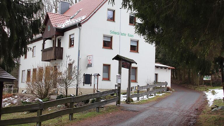 Der Landkreis stellt in den nächsten drei Jahren Arbeiten 400 000 Euro für Sanierungsarbeiten für Rhöner Wanderhütten zur Verfügung. Probleme am Schweinfurter Haus (unser Bild) bereitet beispielsweise der Zustand der Zufahrt.