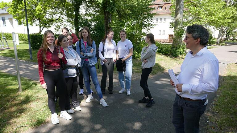 Das P-Seminar Psychologie mit dem Psychologen Cyril Counot auf dem Gelände des BKH Lohr.