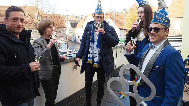 Ein Prost auf Prinz Karneval: Passend zum Wetter wurde der Rathaussturm mit Sonnenbrille gefeiert.