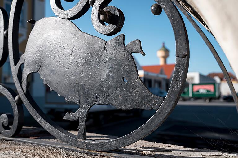 Die Mauer des Schlachthofs Bamberg ist mit einem Schwein aus Eisen verziert. Zuletzt wurde dort Ende Mai ein Tier geschlachtet.&nbsp;