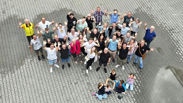 Gruppenfoto der Mitglieder der FFW Prappach vor der Hauptwache der BF Augsburg.