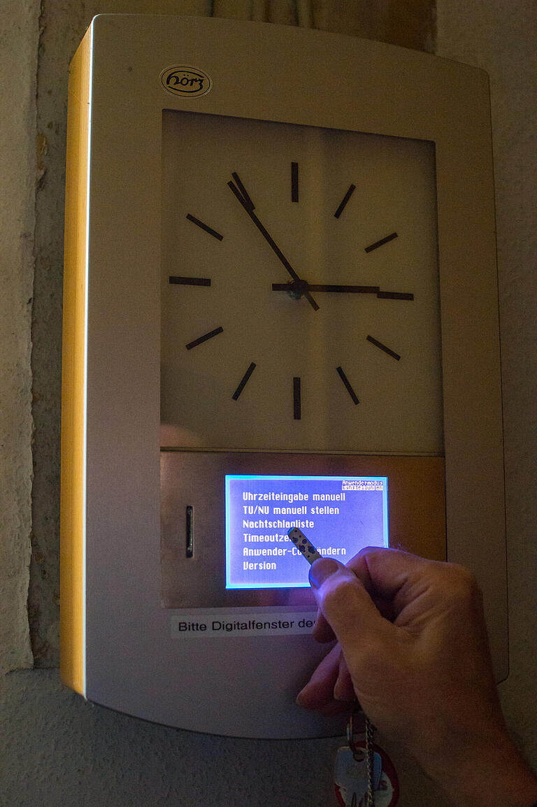 Die Kirchturmuhr wird elektronisch von der Sakristei aus gesteuert. Die Kirchturmuhr wird elektronisch von der Sakristei aus gesteuert.