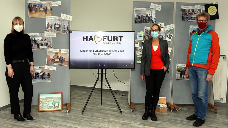 Die Vorbereitungen für die Eröffnung des Haßfurter Stadtlabors im Zeichen des Pilotprojektes von Smart Green City laufen auf Hochtouren. CDO Madlen Müller-Wuttke, Christine Reinders und CTO Diethard Sahlender (von links) freuen sich schon auf interessierte Bürger.