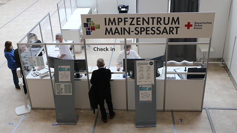 Ankommen und Anmelden: Die erste Station im Impfzentrum Lohr ist der Check in.&nbsp;