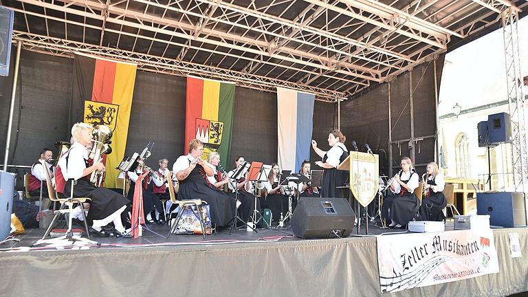 Auf der Bühne am Marktplatz in Königsberg unterhielten unter anderem die Zeller Musikanten die Gäste mit Blasmusik.