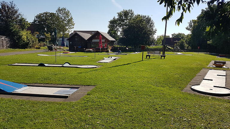 Minigolf ist nicht nur bei Kindern eine beliebte Freizeitbeschäftigung. In Ostheim und Oberelsbach (Bild) gibt es die Möglichkeit, die Golfbälle über die Bahnen zu jagen.