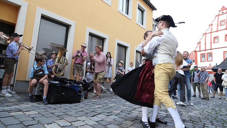 Sie wollten gar nicht mehr nach Haus: Nach dem Unterfränkischen Volksmusikfest in Gerolzhofen ging es weiter rund am Sonntagabend. In einer Seitengasse spielten die Musikanten der 'Waigolshäuser Zwiggerli' noch lange nach dem Offiziellen Ende weiter. Die Tänzer und Tänzerinnen dankten es ihnen.