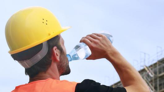 Der regelmäßige Griff zur Wasserflasche gehört zum absoluten &bdquo;Sommer-Einmaleins&ldquo; auf dem Bau.