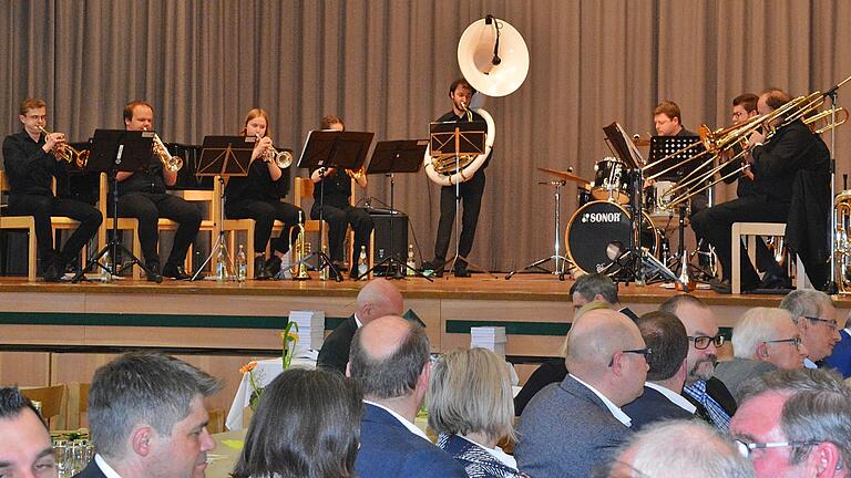 Das Bläser Ensemble der Kreismusikschule Rhön-Grabfeld eröffnete den Festabend in der Oskar Herbig Halle in Mellrichstadt. Das Bläser Ensemble der Kreismusikschule Rhön-Grabfeld eröffnete den Festabend in der Oskar Herbig Halle in Mellrichstadt.