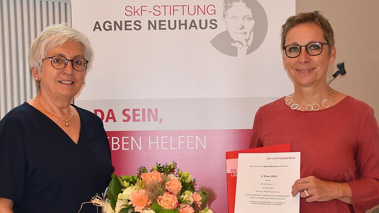 Anke Klaus (links), Vorsitzende des SkF Würzburg, und Claudia Jaspers, Referentin für Presse- und Öffentlichkeitsarbeit, nahmen den zweiten Preis der SkF-Stiftung Agnes Neuhaus in Bergisch Gladbach entgegen.