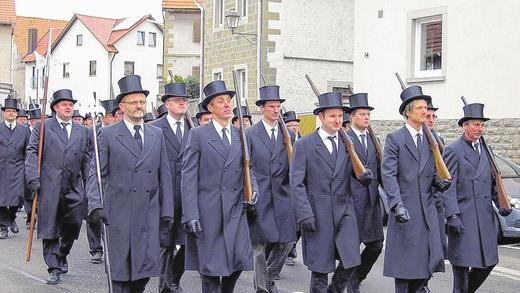 Mit klingendem Spiel und bewaffneter Mannschaft: Die Bürgerwehr wird am 18. Januar wieder zu Ehren des heiligen Sebastian durch Oberschwarzach ziehen.