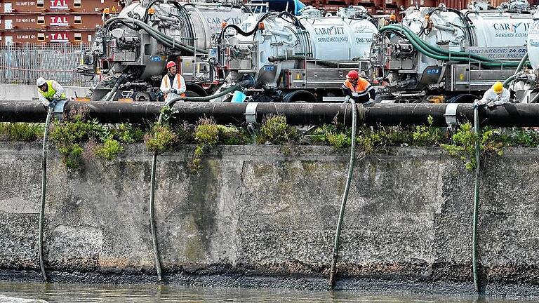 Oil spill IN Genoa       -  Arbeiter beim Versuch den Fluss Polcevera von Öl zu befreien.