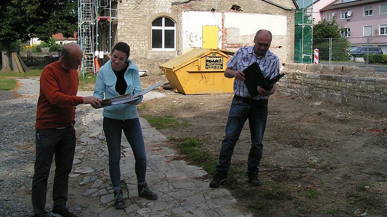 Einen Ortstermin an der Baustelle des Kindergartens Frickenhausen hatten kürzlich Bürgermeister Günther Hofmann, Architektin Esther Sinn vom Büro Küster und Wolfgang Weiglein von der technischen Bauverwaltung der VG Eibelstadt. Der Bestandsbau (hinten) ist entkernt und wird rundum saniert.&nbsp;