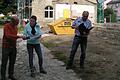 Einen Ortstermin an der Baustelle des Kindergartens Frickenhausen hatten kürzlich Bürgermeister Günther Hofmann, Architektin Esther Sinn vom Büro Küster und Wolfgang Weiglein von der technischen Bauverwaltung der VG Eibelstadt. Der Bestandsbau (hinten) ist entkernt und wird rundum saniert.&nbsp;