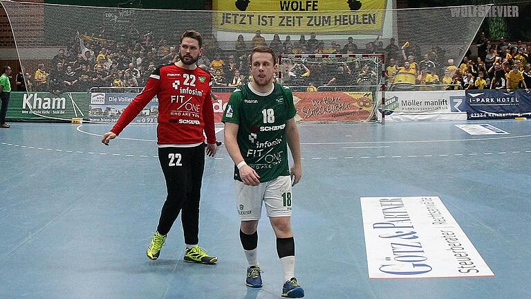 Das erste Wolfsgeheule: Im Schnapszahlderby, dem elften Frankenduell am 11. November 2018, verloren die Rimparer um Max Brustmann (links) und Steffen Kaufmann erstmals in der Liga in Coburg. Jan Schäffer spielte da schon in Erlangen.