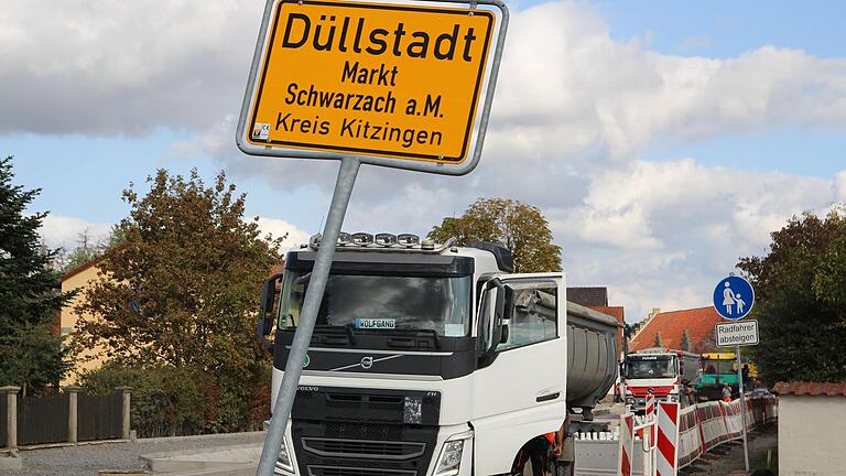 Nicht nur die Schwarzacher hoffen darauf, dass Anfang 2024 das Ortsschild von Düllstadt wieder gerade steht und freie Fahrt auf der B22 ankündigt. Nicht nur die Schwarzacher hoffen darauf, dass Anfang 2024 das Ortsschild von Düllstadt wieder gerade steht und freie Fahrt auf der B22 ankündigt.