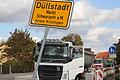 Nicht nur die Schwarzacher hoffen darauf, dass Anfang 2024 das Ortsschild von Düllstadt wieder gerade steht und freie Fahrt auf der B22 ankündigt.