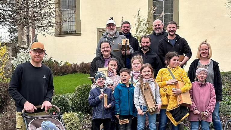 In Burghausen waren an den Kartagen Kinder und Erwachsene zeitgleich unterwegs, um die Einwohner der Ortschaft auf die Gottesdienstzeiten und die Gebetszeiten hinzuweisen.