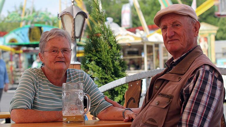 Volkfest-Fan und Volksfest-Muffel: Die Schweinfurter Ingrid und Waldemar Rupp kommen fast jedes Jahr aufs Volkfest, auch wenn es 'schweineteuer' geworden ist, wie Waldemar Rupp findet. Volkfest-Fan und Volksfest-Muffel: Die Schweinfurter Ingrid und Waldemar Rupp kommen fast jedes Jahr aufs Volkfest, auch wenn es 'schweineteuer' geworden ist, wie Waldemar Rupp findet.
