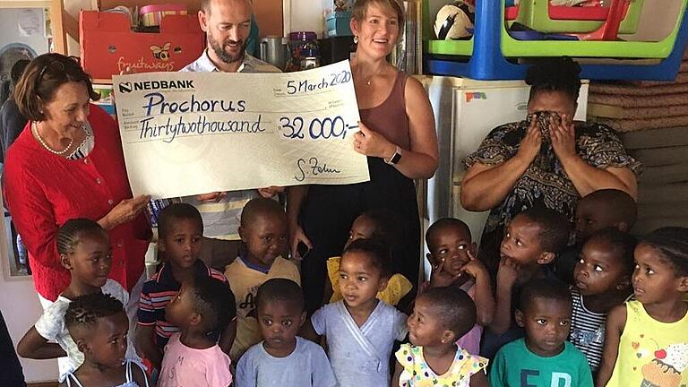 Cape Classic Spende 2020 - Im Jahr 2020 durften sich die Kinder des Vereins „Prochorus“ in Kayamandi über eine CC-Spende in Höhe von 32 000 südafrikanische Rand (nach damaligem Kurs etwa 2000 Euro) freuen. Cape Classic Spende 2020 - Im Jahr 2020 durften sich die Kinder des Vereins „Prochorus“ in Kayamandi über eine CC-Spende in Höhe von 32 000 südafrikanische Rand (nach damaligem Kurs etwa 2000 Euro) freuen.
