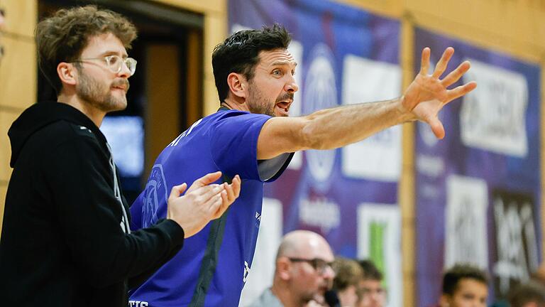 Constantin Ebert (in diesem Bild aus dem Januar links von Veitshöchheims Trainer Christian Gabold) wird künftig das Spiel der Veitshöchheimer von der Seitenlinie aus dirigieren.