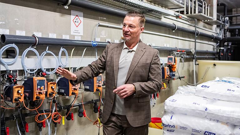 Jörg Suchanka erklärt im Technik-Raum, welche Anlagen noch funktionsfähig sind. Hinter ihm liegen Säcke mit Salz für die Enthärtungsanlage. Jörg Suchanka erklärt im Technik-Raum, welche Anlagen noch funktionsfähig sind. Hinter ihm liegen Säcke mit Salz für die Enthärtungsanlage.