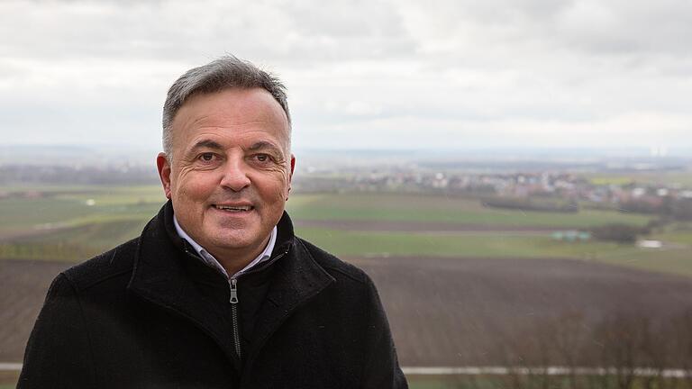 Dingolshausen im Hintergrund: Lothar Zachmann (CSU) will das Bürgermeisteramt seiner Heimatgemeinde mit dem Chefsessel im Landratsamt tauschen. Er fordert bei der Landratswahl Amtsinhaber Florian Töpper (SPD) heraus. Dingolshausen im Hintergrund: Lothar Zachmann (CSU) will das Bürgermeisteramt seiner Heimatgemeinde mit dem Chefsessel im Landratsamt tauschen. Er fordert bei der Landratswahl Amtsinhaber Florian Töpper (SPD) heraus.