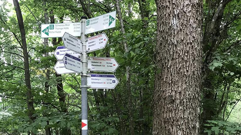 Am Schweinfurter Haus (zehn Meter neben dem Parkplatz) kreuzen sich viele Wanderwege. Am Schweinfurter Haus (zehn Meter neben dem Parkplatz) kreuzen sich viele Wanderwege. 
