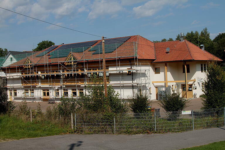 Das Gemeindezentrum, das nun seit 30 Jahren steht, erhält derzeit eine Photovoltaikanlage und einen neuen Fassadenanstrich.