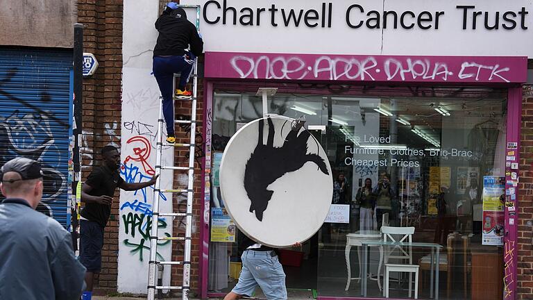 Banksy enthüllt neues Kunstwerk       -  Mitten am Tag stahlen Männer eines der Kunstwerke. (Archivbild)