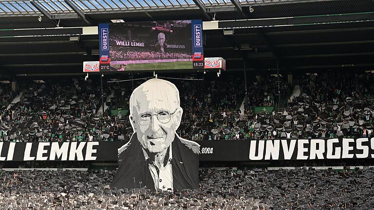 Werder Bremen - Borussia Dortmund       -  Bremer Fans erinnerten an Ex-Manager Willi Lemke