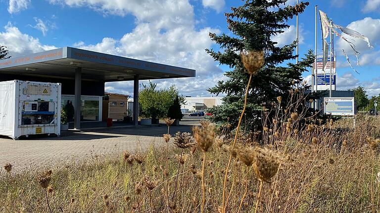 Ein Wohnheim für geflüchtete Menschen ist in Volkach Im Seelein 40 geplant. Auf dem Grundstück an der Ecke der Staatsstraße und Dimbacher Straße befanden sich früher Autowerkstatt und Tankstelle, später der Imbiss &quot;myboxenstop&quot;. Was davon noch übrig ist, soll abgerissen werden.