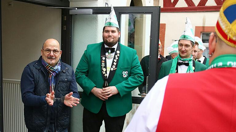 Um auf Nummer sicher zu gehen, dass Bürgermeister René Schlehr bis Aschermittwoch ihnen das Rathaus überlässt, wurde das Gemeindeoberhaupt herausgetragen. Handschellen gab es obendrein noch für ihn. Nun ist sicher, die nächsten Monate regieren die Narren im Rathaus. Um auf Nummer sicher zu gehen, dass Bürgermeister René Schlehr bis Aschermittwoch ihnen das Rathaus überlässt, wurde das Gemeindeoberhaupt herausgetragen. Handschellen gab es obendrein noch für ihn. Nun ist sicher, die nächsten Monate regieren die Narren im Rathaus.