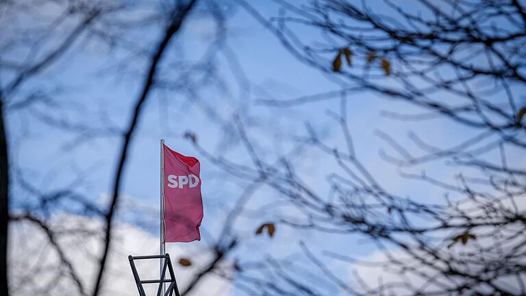 SPD-Parteizentrale in Berlin       -  Die SPD-Führung steht unter Druck. SPD-Bundestagsabgeordnete fordern eine schnelle Entscheidung in der K-Frage. Das könnte jetzt jederzeit passieren.