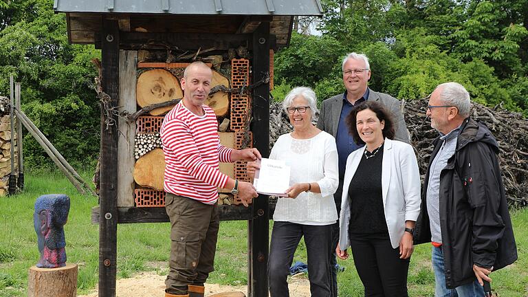 Als die ersten Paten für die künftige Blühwiese über Müdesheim im Werntal begrüßte Hartmut Eckert (links) Monika Fuchs, Kerstin Celina und Manfred Fuchst. Im Hintergrund Gerhard Kraft.