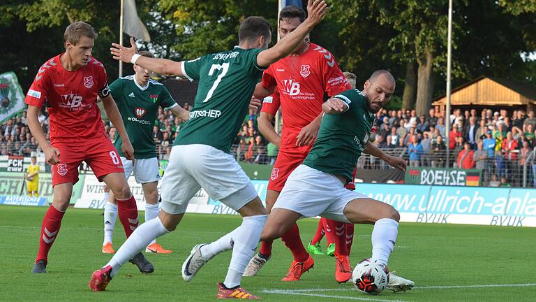 Warnschuss: Beobachtet von TSV-Kapitän Dominik Grader (links) und seinem FC-Teamkollegen Marco Fritscher (Zweiter von links) setzt sich Torschütze Adam Jabiri (rechts) gegen Christian Köttler durch.&nbsp;