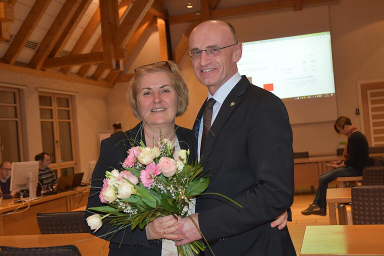 Da darf sie ihm schon mal Blumen überreichen: Landrat Wilhelm Schneider freut sich über die Glückwünsche seiner Frau Larissa.