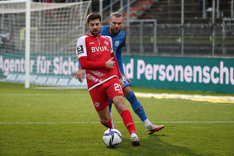 &nbsp;Moritz Heinrich (vorne) wartet noch auf seinen ersten Ligatreffer für die Würzburger Kickers.