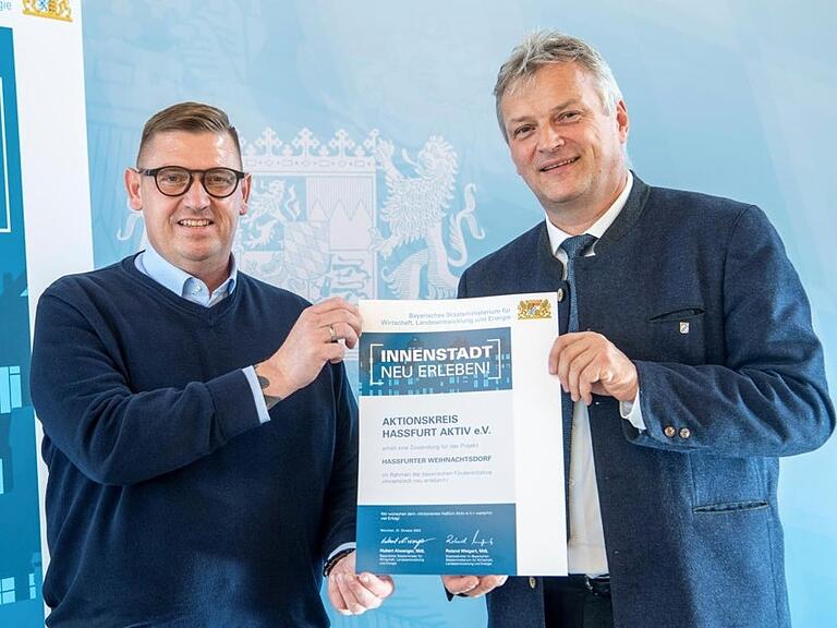 Als zweiter Vorsitzender hat Stephan Heinisch (links) bereits in der Vergangenheit Aufgaben beim AHA übernommen. So unter anderem Ende 2022, als er einen Förderbescheid von Roland Weigert, Staatssekretär im Bayerischen Wirtschaftsministerium, entgegennahm. Als zweiter Vorsitzender hat Stephan Heinisch (links) bereits in der Vergangenheit Aufgaben beim AHA übernommen. So unter anderem Ende 2022, als er einen Förderbescheid von Roland Weigert, Staatssekretär im Bayerischen Wirtschaftsministerium, entgegennahm.