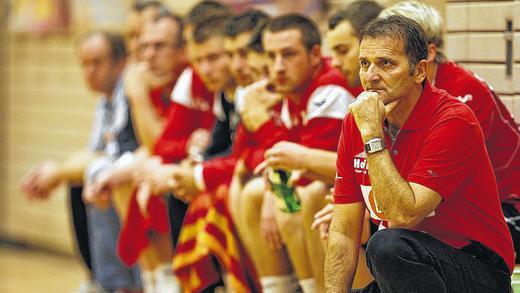Nachdenklich: Frantisek Fabian, Trainer des TSV Lohr (vorne).
