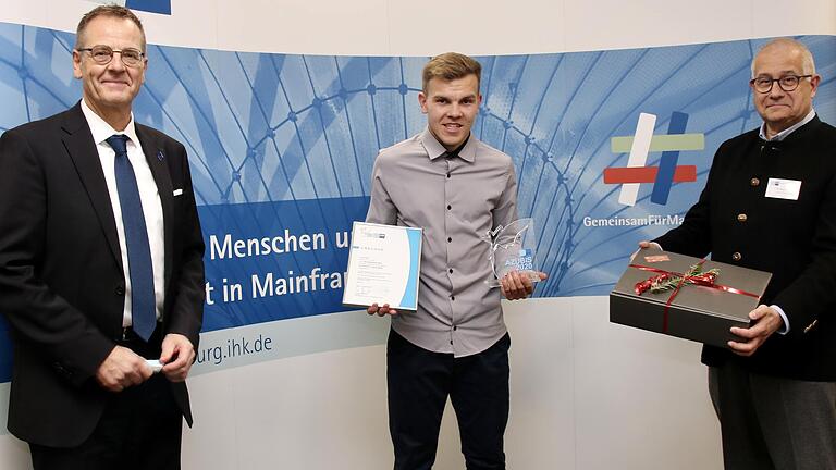 Wurde bundesbester Auszubildender als Fachkraft für Lagerlogistik: Luca Zeiß (Mitte) aus Knetzgau. Links IHK-Hauptgeschäftsführer Ralf Jahn, rechts IHK-Präsident Klaus Mapara.