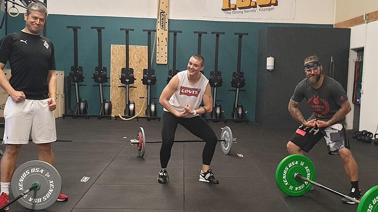 Andreas Synak (rechts), Inhaber vom CrossFit TSS in Kitzingen, ist auch während der Pandemie für seine Mitglieder da. Andreas Synak (rechts), Inhaber vom CrossFit TSS in Kitzingen, ist auch während der Pandemie für seine Mitglieder da.
