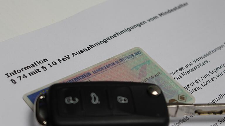 Jugendliche auf dem Land haben es teilweise schwer ihren Ausbildungsplatz zu erreichen. Abhilfe kann eine Ausnahmegenehmigung für den Führerschein schaffen. Jugendliche auf dem Land haben es teilweise schwer ihren Ausbildungsplatz zu erreichen. Abhilfe kann eine Ausnahmegenehmigung für den Führerschein schaffen. 