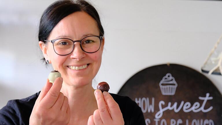 Sabine Sturm betreibt ihr Konditor-Unternehmen 'Kleines Glück' in Fladungen. Sie verwendet alte Rezepte des Café Elbert in Bad Neustadt. Auch Pralinen gehören zum Angebot.