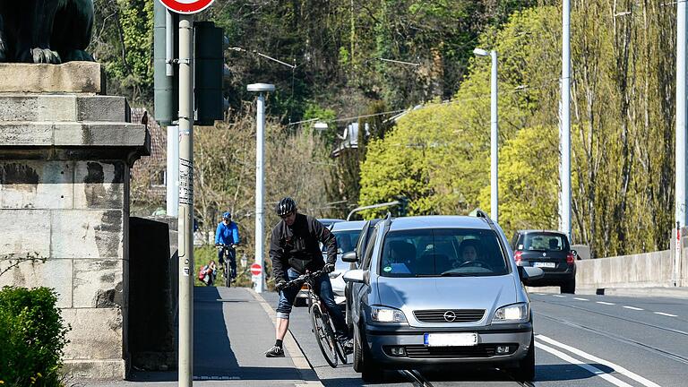 Engstelle Löwenbrücke: um Radfahrern und Fußgängern eine sicherere Main-Überquerung zu ermöglichen, gibt es mehrere Vorschläge.