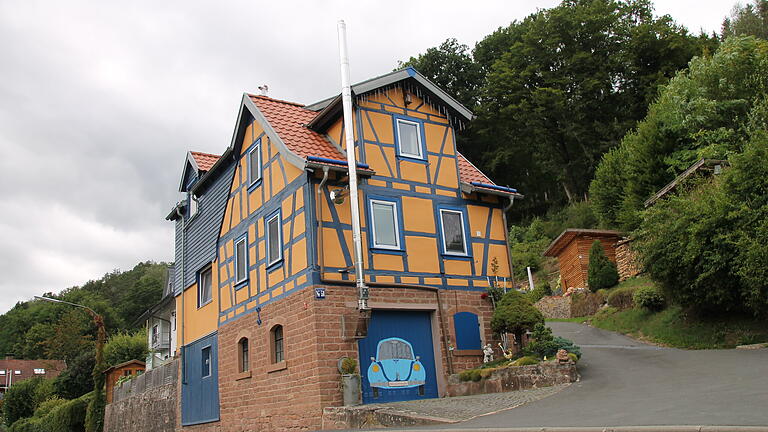 Das bunte Fachwerkhaus erfreut in der Fellener Hauptstraße.