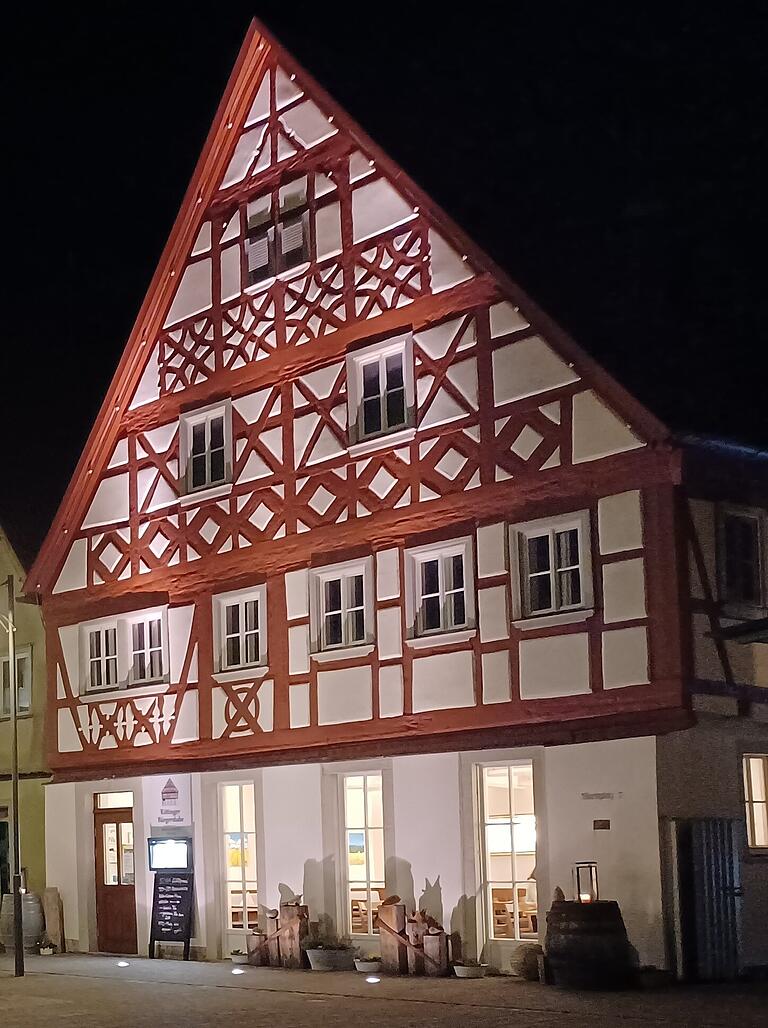 Sie beleben und beleuchten den Röttinger Marktplatz, die 'Bürgerstube'. Sie beleben und beleuchten den Röttinger Marktplatz, die 'Bürgerstube'.