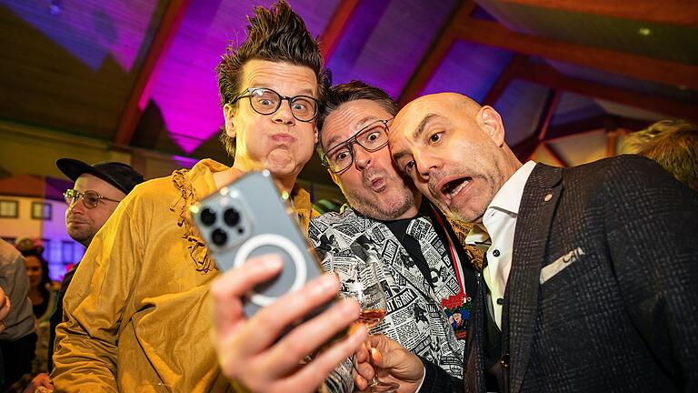 Selfies mit den Künstlern - wie hier mit Matthias Walz (links) - waren bei der After-Show-Party von 'Fastnacht in Franken' sehr begehrt.