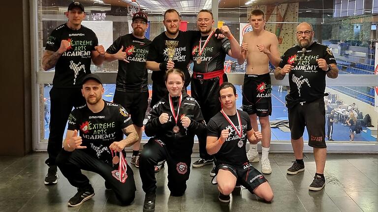 Das Team der Extreme Arts Academy: Trainer Denny Krüger (hinten von links), Jürgen Ernst, Herman Wagner, Max Ganter, Marcel Berger, Betreuer Ulf Erdmann sowie Thomas Pfeil (vorne von links), Mia Schuster und Francesco Sitzmann.