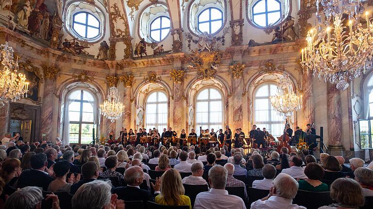 Italienische Nacht des Mainfranken Theaters im Kaisersaal der Residenz in Würzburg: Die Solisten Roberto Ortiz und Inna Husieva&nbsp; werden begleitet&nbsp; durch den Abend vom Philharmonischen Orchester Würzburg unter der Leitung von Enrico Calesso.